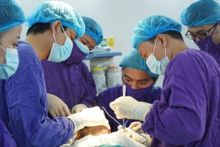 CỤ BÀ 40 NĂM “ĐEO” KHỐI U KHỔNG LỒ TRÊN MẶT